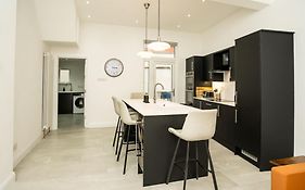 Luxury Central 4 Bdr House